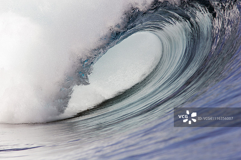 斐济塔瓦鲁阿岛的空旷海浪图片素材