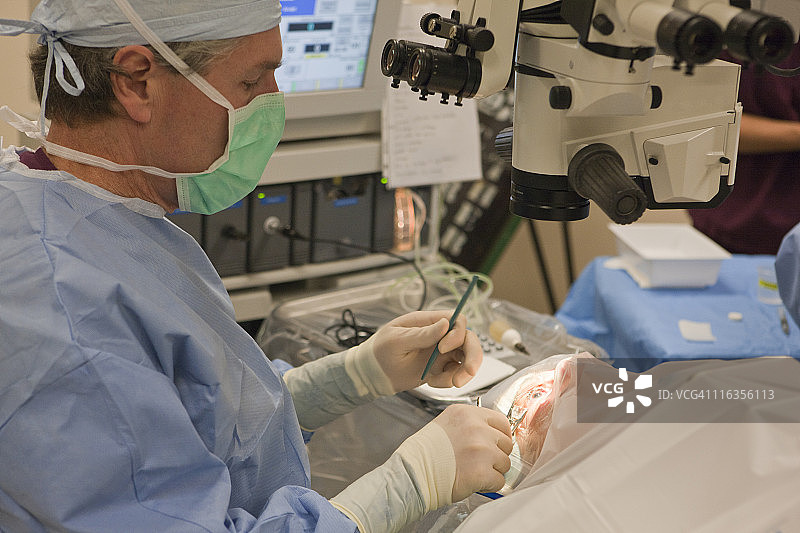 医生为白内障患者做切口。图片素材