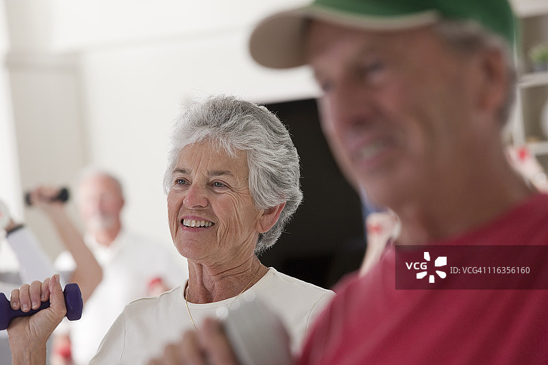 用哑铃锻炼的老年人图片素材