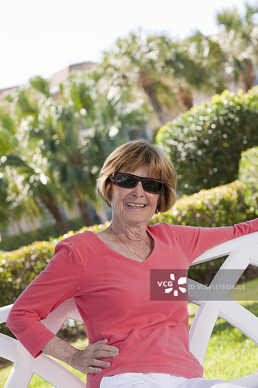 坐在公园长椅上的年长妇女图片素材