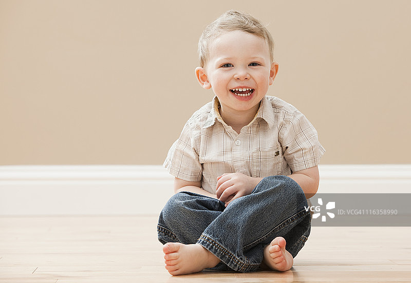 美国犹他州莱希：年轻男孩(2-3岁)盘腿而坐的肖像图片素材