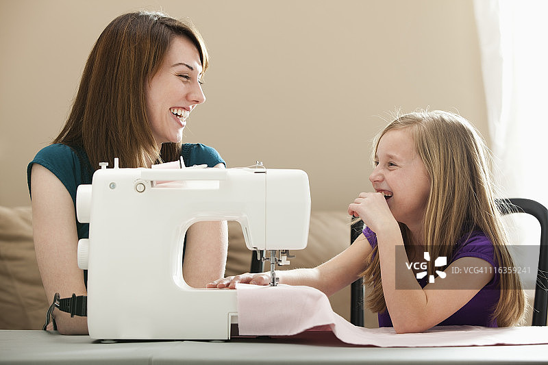 美国犹他州莱希：女孩和年轻女子使用缝纫机图片素材