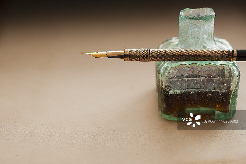 古董墨水瓶和钢笔特写图片素材