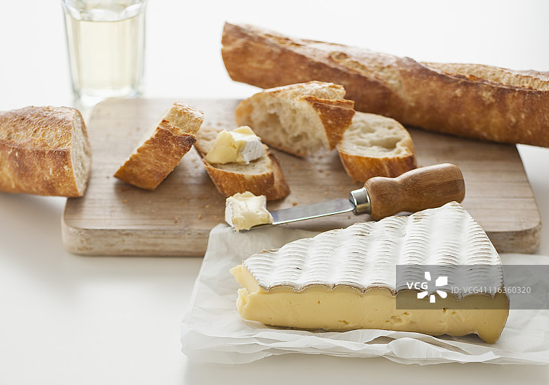 桌上的奶酪法棍图片素材