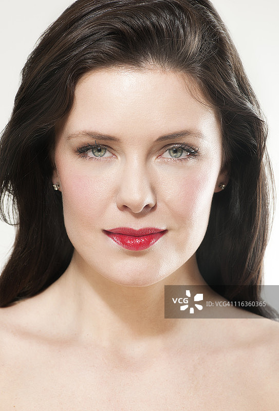 涂着红色口红的年轻女子肖像图片素材