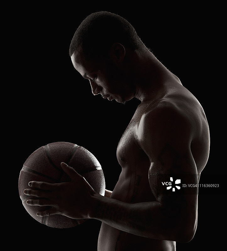 影棚拍摄赤膊男人持篮球图片素材