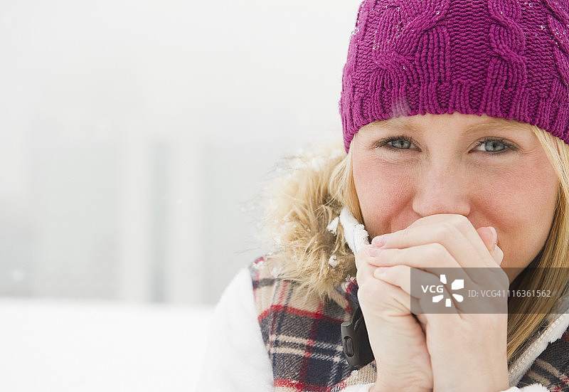 新泽西州泽西市，穿着暖和衣服的女人图片素材