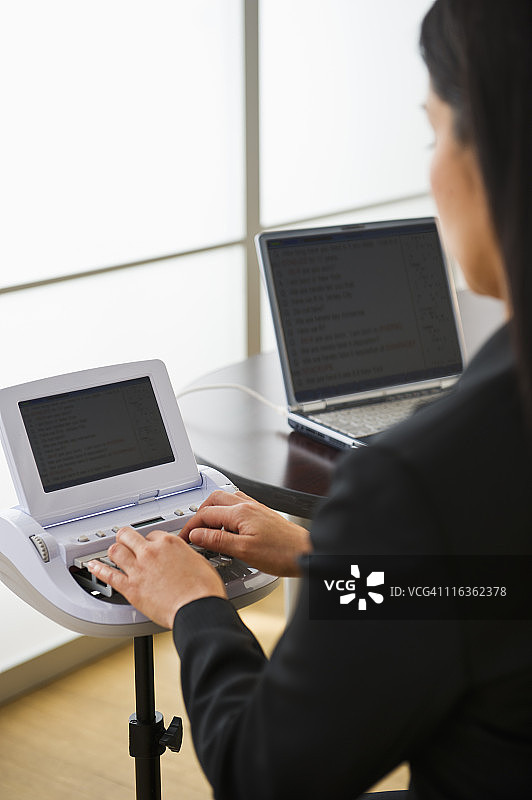 美国新泽西州泽西市：速记员使用速记机图片素材