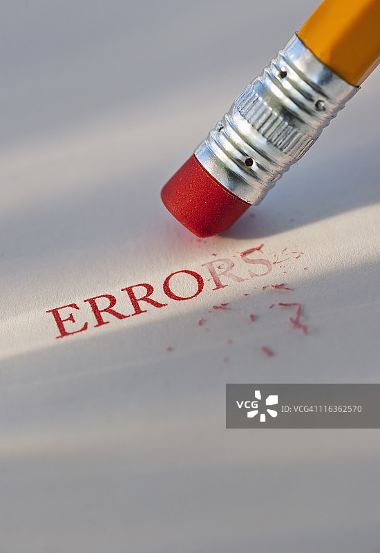 铅笔从纸上擦除“错误”一词的影棚照片图片素材