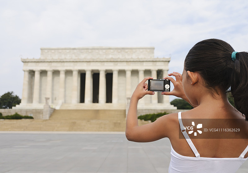 美国华盛顿哥伦比亚特区女孩（6-7岁）拍摄林肯纪念堂图片素材