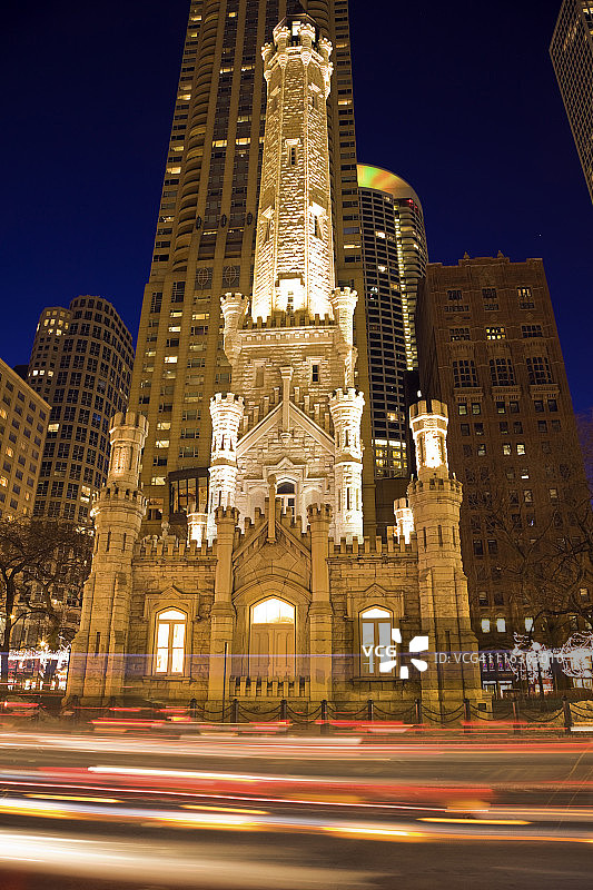 美国伊利诺伊州芝加哥水塔夜景图片素材