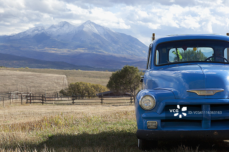 美国科罗拉多州卡本代尔蓝色老爷车与索普里斯山图片素材