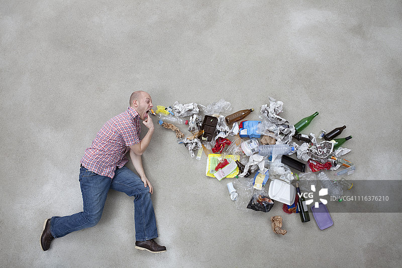年轻男人呕吐垃圾图片素材