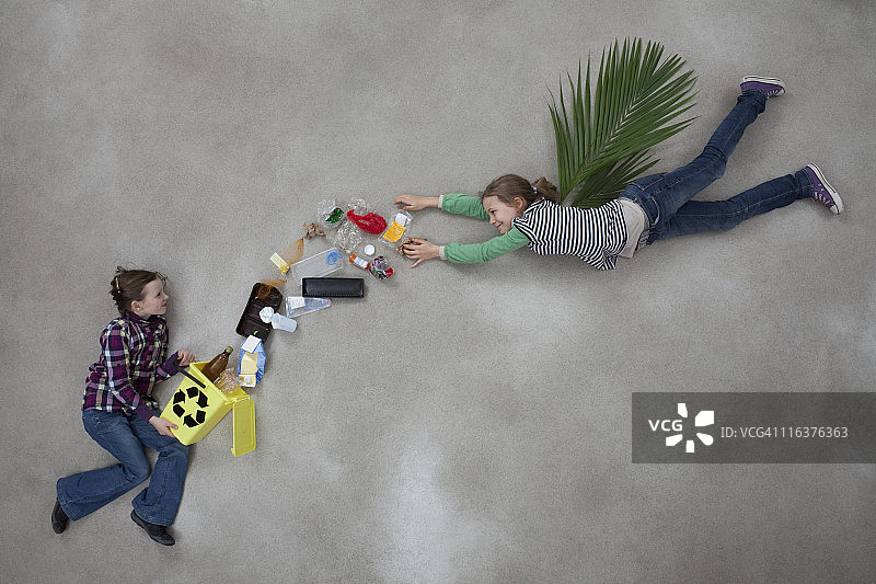 男孩拿着回收箱，女孩扔垃圾图片素材