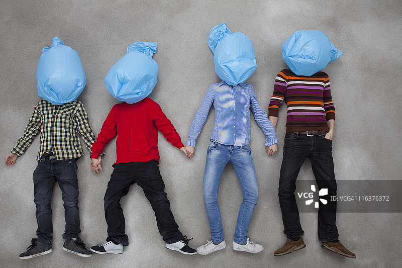 人们用塑料袋蒙住脸，展示生态符号图片素材