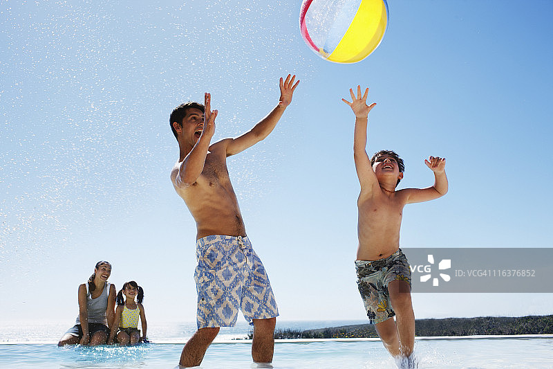 一家人在游泳池里玩球图片素材