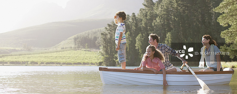 在湖上划船的一家人图片素材