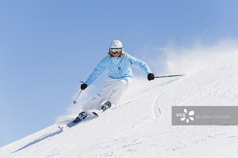 意大利特伦蒂诺-上阿迪杰博尔扎诺，塞瑟阿尔姆滑雪的年轻女子图片素材