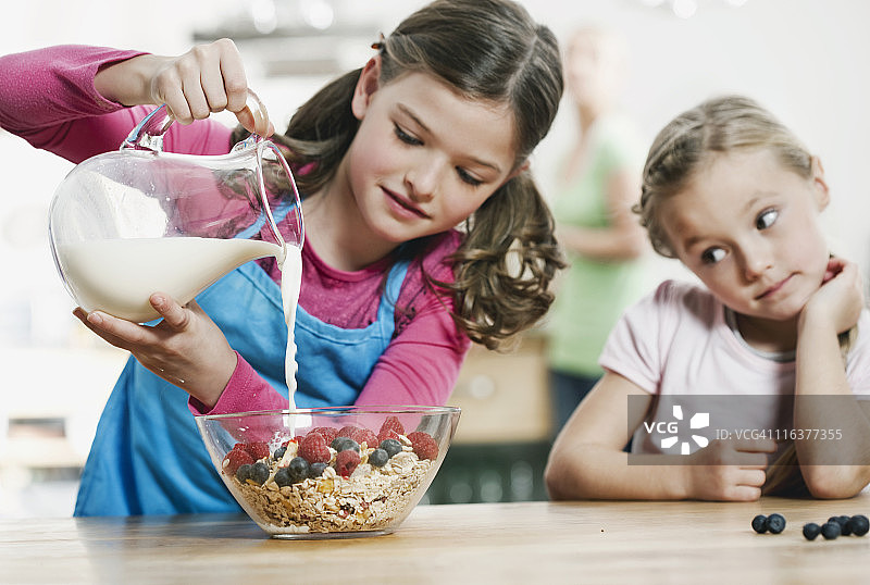德国科隆：孩子们在厨房准备早餐图片素材