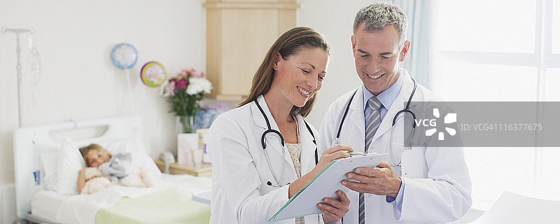 儿科医生在医院查阅病人病历图片素材