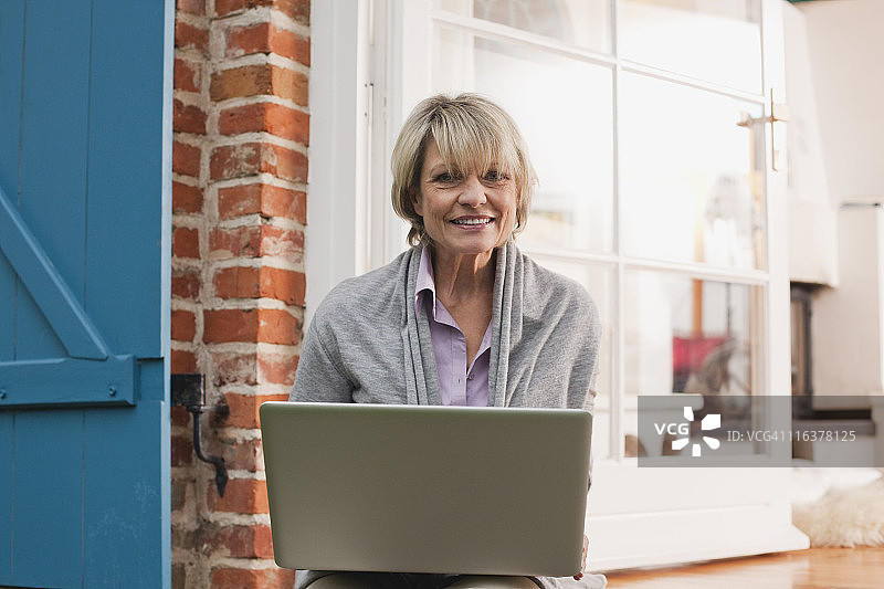 德国克拉策堡老年妇女使用笔记本电脑微笑图片素材