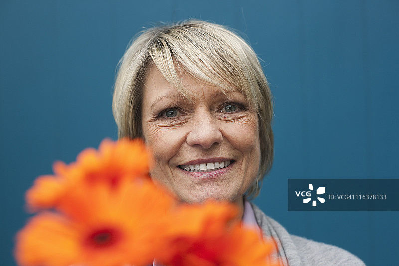 德国克拉策堡：手捧鲜花微笑的老年妇女图片素材