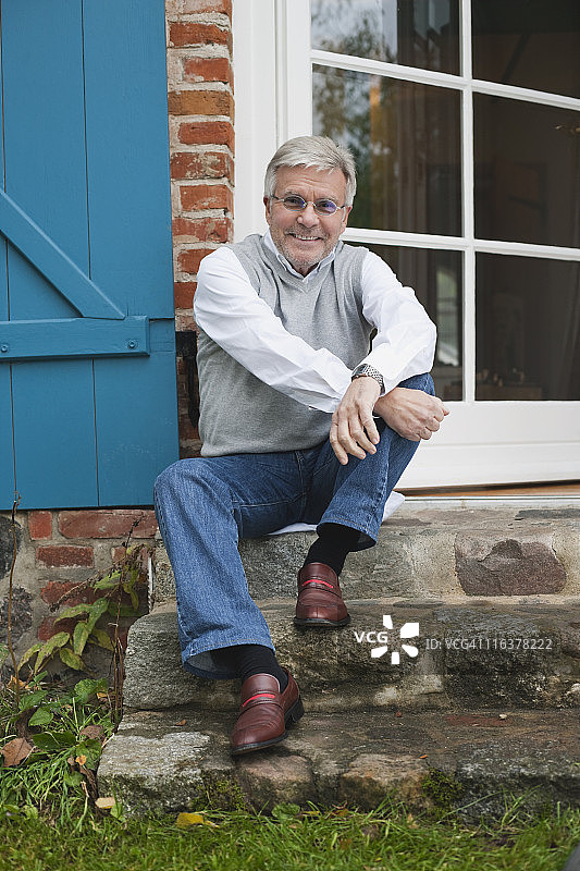 德国克拉策堡，坐在乡间小屋台阶上的年长男人肖像图片素材