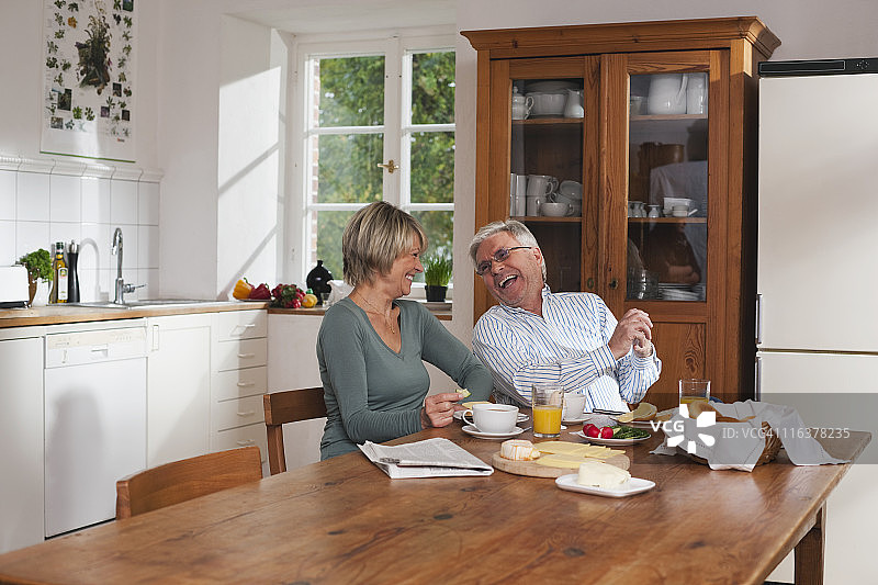 德国克拉策堡：老年夫妇在餐桌旁享受早餐图片素材