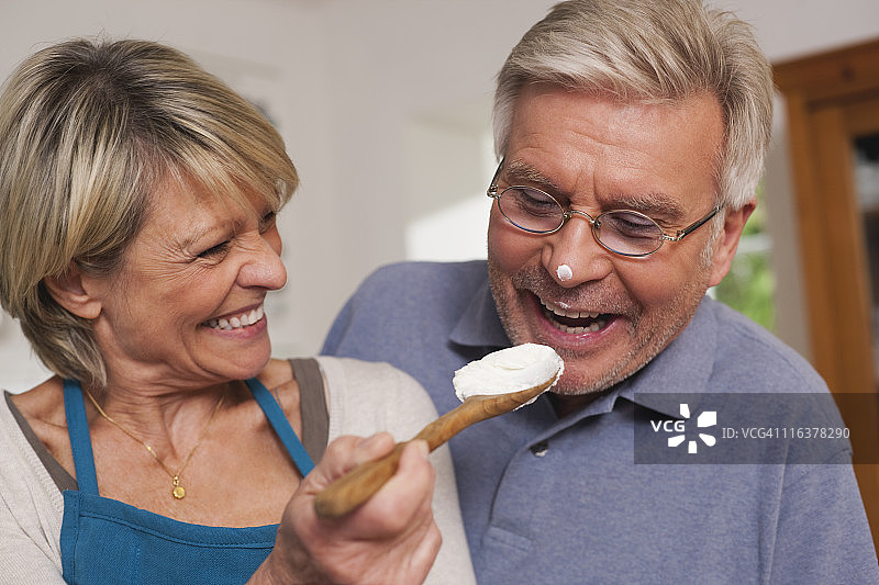 德国克拉策堡：年长女人喂年长男人图片素材
