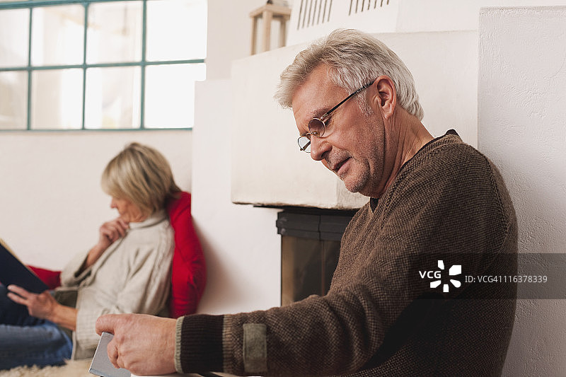 德国克拉策堡，年长夫妇正在读书图片素材