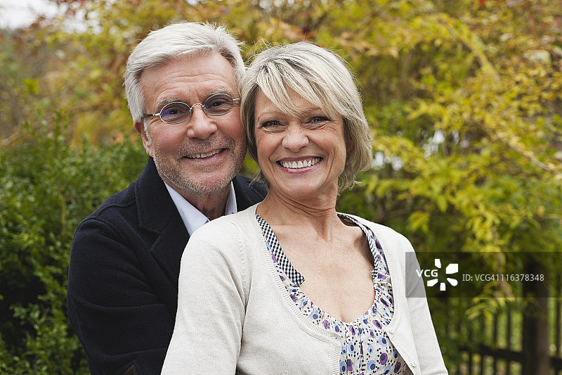 德国克拉策堡微笑的年长夫妇肖像图片素材