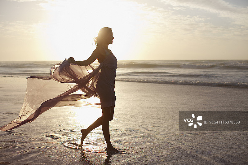 沙滩上的女人图片素材