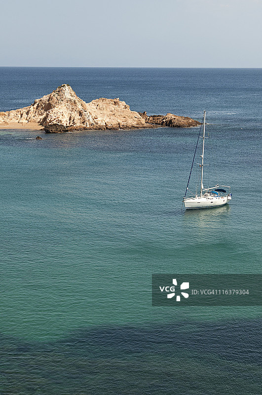 西班牙巴利阿里群岛梅诺卡岛：海上的帆船图片素材
