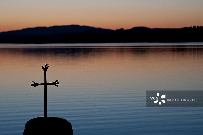 德国巴伐利亚穆尔瑙：施塔费尔湖的日落图片素材