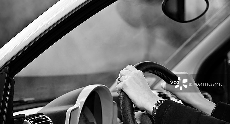 开车的女人（黑白照片）图片素材