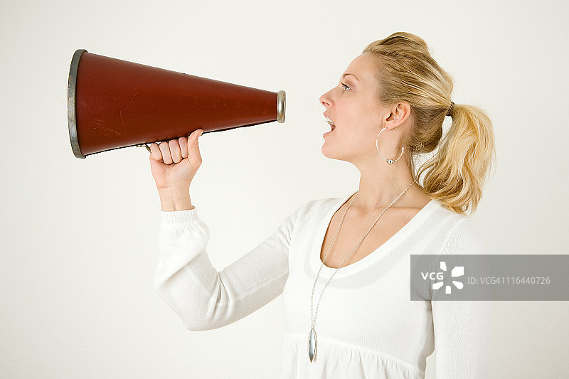 拿扩音器的女人图片素材