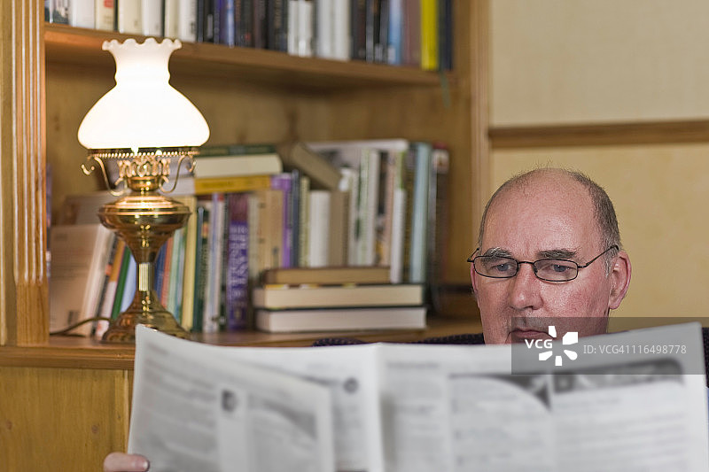 严肃的阅读图片素材