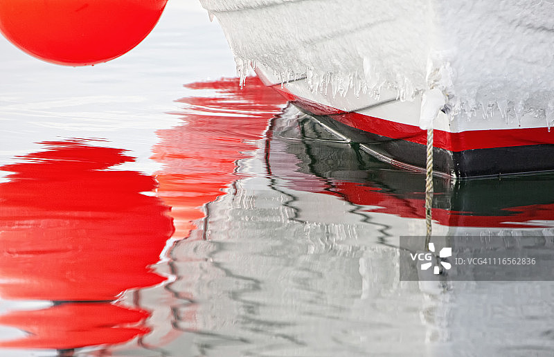 冰洋水面上的单人划艇和浮标倒影图片素材