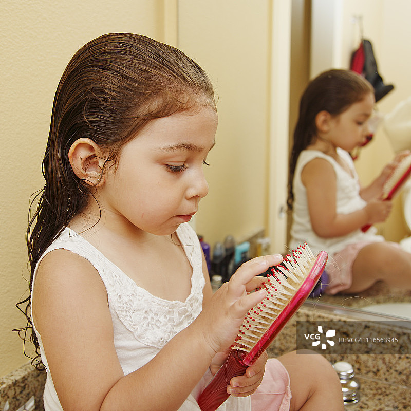 幼儿女孩和发刷图片素材