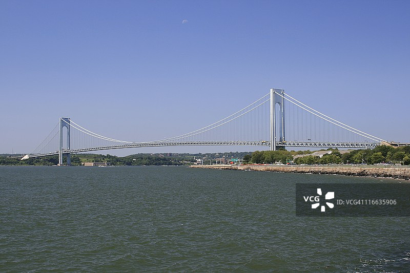 纽约市韦拉扎诺海峡大桥，晴朗的蓝天图片素材