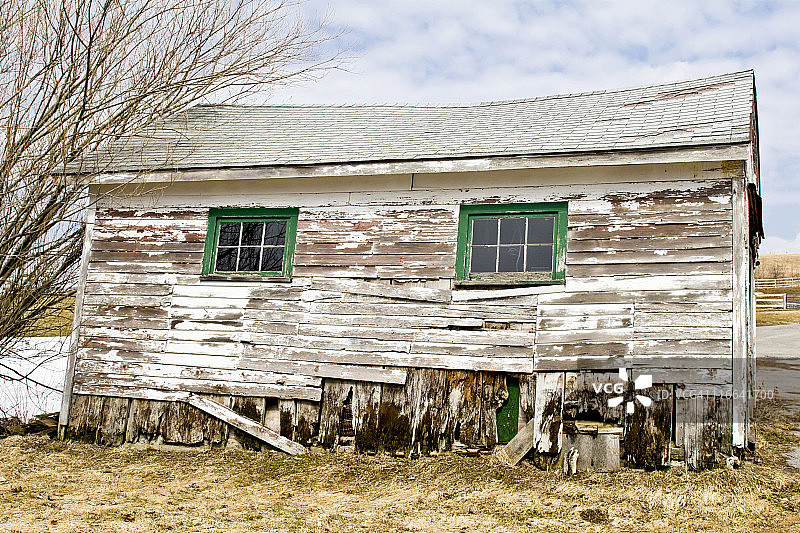春季的老农场棚屋图片素材