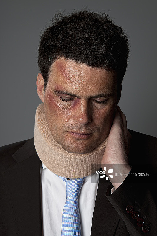 戴着颈托的商人图片素材