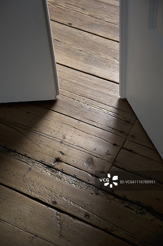 打开的双开门细节图片素材