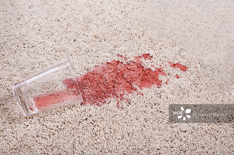 果汁洒到地毯上图片素材