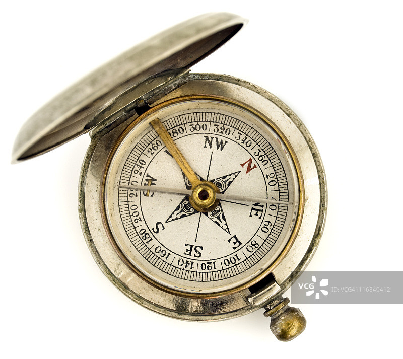 白色背景上的古董怀表指南针图片素材