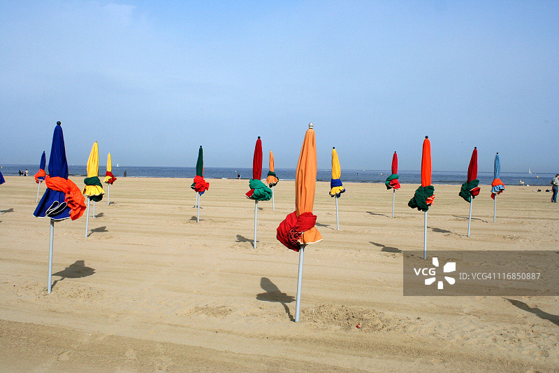 海滩上的遮阳伞图片素材