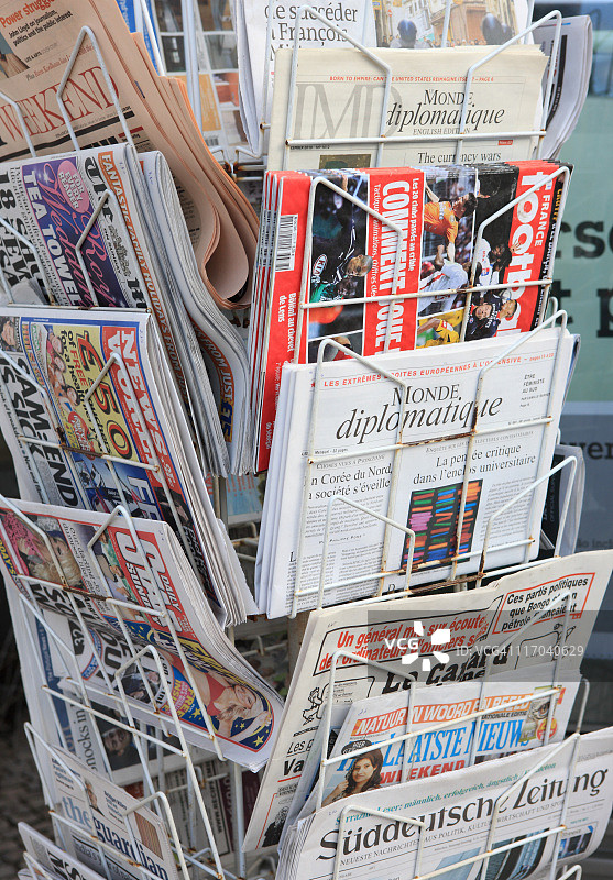 报架上出售的报纸特写图片素材