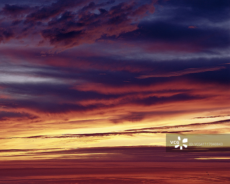 圣巴巴拉海峡的绚丽日落图片素材