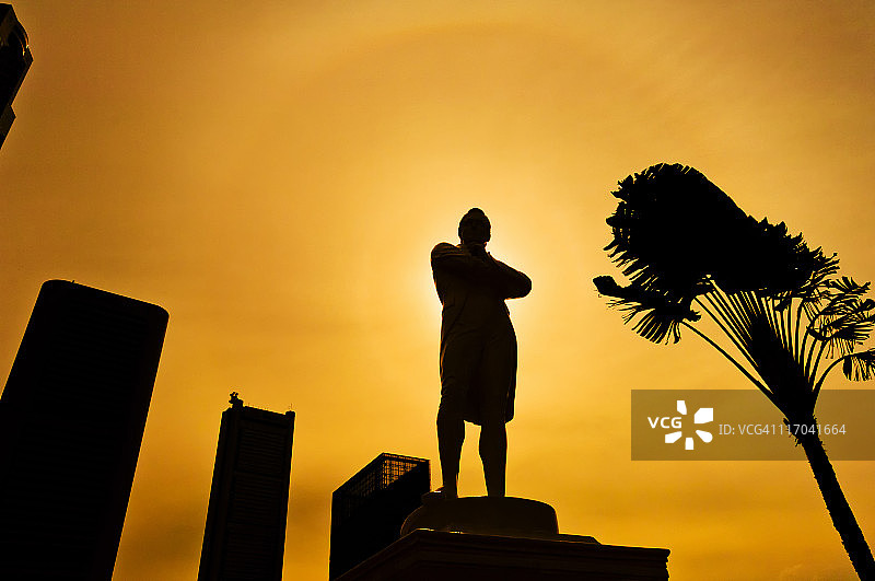 新加坡莱佛士雕像的轮廓图片素材