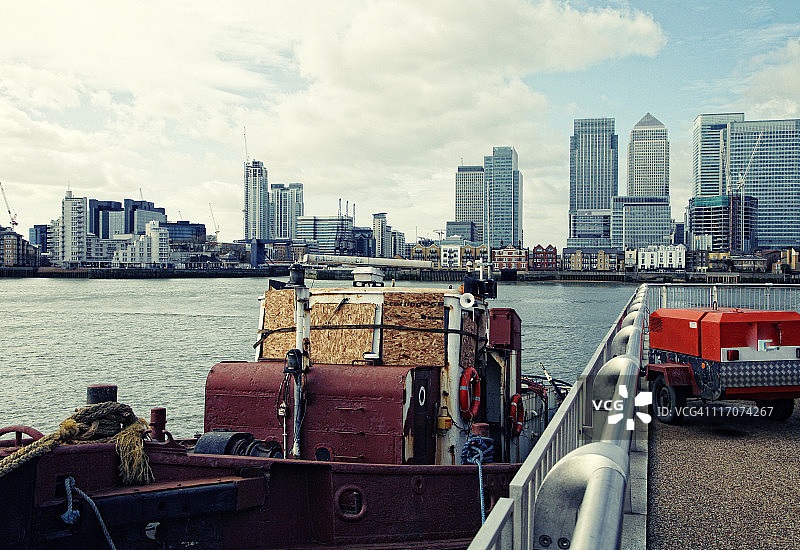 船坞旁的旧船图片素材